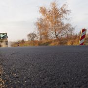 Asphaltdeckschicht, vor / nach Walzübergang 